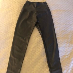 Beyond Yoga Shiny Charcoal Grey Leggings Sz Small